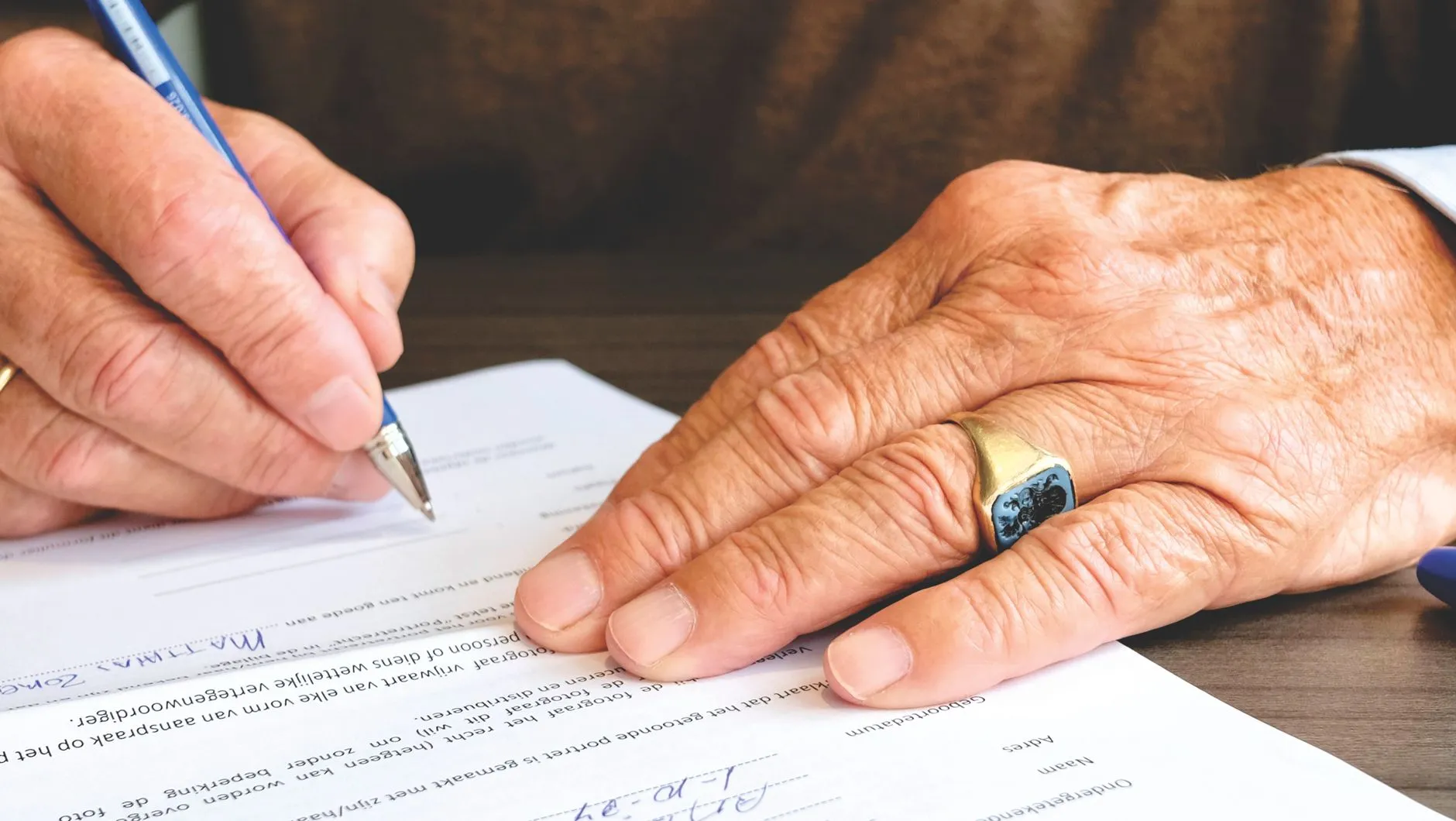 Signature du mandat de mobilité bancaire dans une agence lors de l'ouverture d'un nouveau compte courant