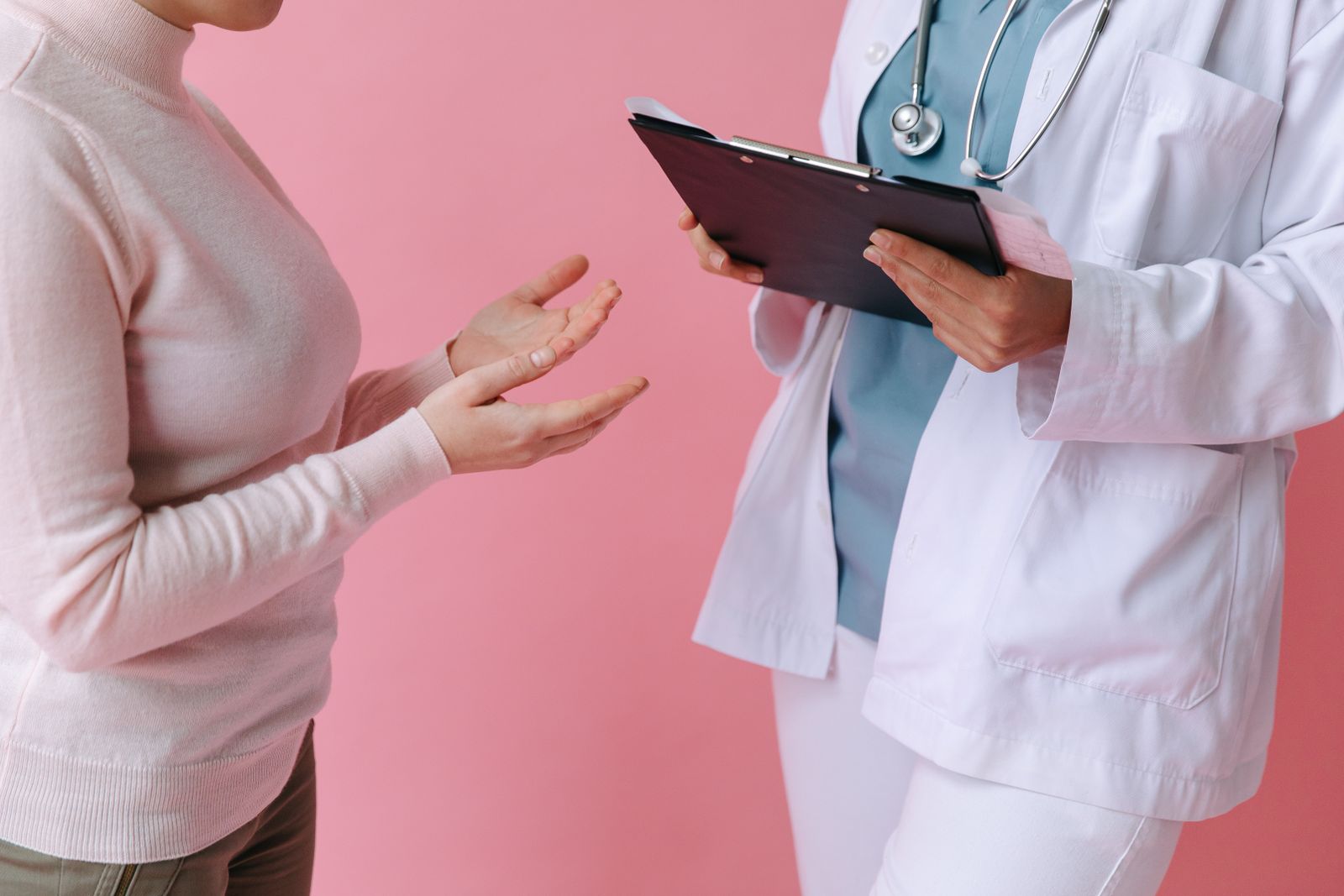 Patient en rendez-vous avec un médecin avant une demande d'assurance de prêt
